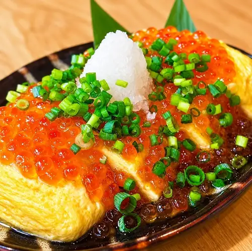 Fluffy dashi-rolled omelet (with salmon roe and grated daikon radish)