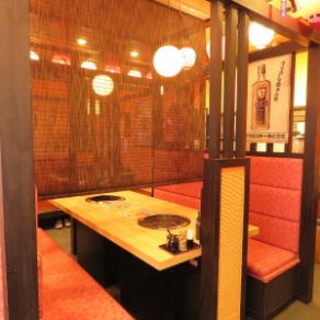 【半個室あり！】ホルモン酒場をもっとプライベートでも！川越での仲間内飲み会やご宴会にもおすすめ！半個室でゆったりと気にせず飲み会ができます！ド新鮮なホルモンとビールの相性は抜群！飲み放題もございますので、お気軽にご利用下さい◎
