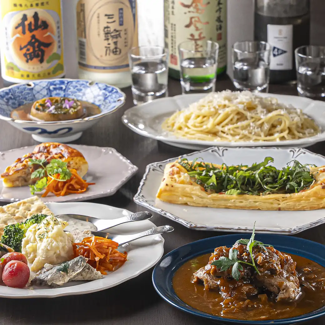 日本酒と洋風料理のペアリングを楽しめるレトロな空間。