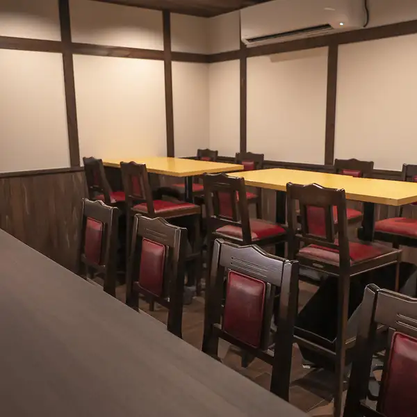 宴会やグループ利用に対応できる空間となっております。レトロな雰囲気の中で、日本酒が並ぶ冷蔵庫を眺めながら会話を楽しめます。落ち着いた照明と木の温もりを感じるインテリアが、特別な時間を演出します。大切な仲間との集まりにぴったりの空間です。カウンター席やテーブル席もございます。