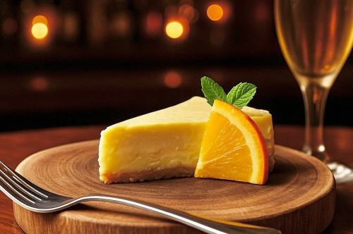 「2025.新作スイーツ🍰」

ケーキ屋より旨いケーキできました。

期間限定
オレンジサワーチーズケーキ

本日から数量限定で販売します😋

口溶けが滑らかな、濃厚でフルーティなサワークリームを使用したオリジナルチーズケーキ。

スパークリングワインなどのお酒にも
溶け合うようなmariage😘
(？)

ひとくち食べて、泡ワインを流し込んだ時、
貴方のお口の中の幸せ瞬間風速は、最大に。
(訳分からんことをゆうな)

と、いうわけで
最後に、こちらのスイーツと
本日のグラスワインの"泡"を
追加注文してください。

今夜、貴方が眠りにつくその瞬間まで
幸せの余韻が続きます。
(いや、歯磨きするやろ)

はい？

えっと…
食べていない人にこの感動を伝えるのは
容易ではないので
(挑戦してみた)

是非、食べに来てくださいね！
(最初からそれを言って)

無くなり次第、終了です。
目当ての方は事前注文で確保してください。

ではまた👋

2025/06/25
のマーリンレートは２枚目✌️

■営業時間　月曜〜土曜
17:00-24:00

■営業時間　日曜・祝日
17:00-22:00

■ラストオーダー
フード閉店1時間前
ドリンク閉店30分前

■定休日(臨時変動有り)
毎週 火曜日
※火曜祝日は水曜定休
※火曜祝前は木曜定休
※春季・夏季・年末年始・冬季休暇有り

🚳駐輪場のご用意はありません🚳
⚠️ミニストップ様など⚠️
⚠️近隣に自転車を停めないでください⚠️
🅿️コインパーキングにお停めの際は
駐車証明を発行してご来店下さい。
(200円のダイレクト値引き)

⬛︎お店の予約
↑↑↑Instagramページトップリンク↑↑↑

🤖お店のお電話はAIオペレーターにて対応可能ですので、営業中に繋がらない心配が減りました🤖

————————————
#ディナーはエンターテインメント
#こんなところにこんな店
#旅行の目的になる店
#遠くても行きたい店
#みんなが楽しい
#究極のオムライス
#マーリンコイン
#マーリンレート
#東京都
#練馬区
#大泉学園
#大泉学園グルメ
#大泉学園ディナー
#ダイニングバー
#バーカウンター
#テラス席
#創作料理
#創作おうちダイニング
#まりあーじゅ
#mariage
#おしゃれなバー
#イタリアン