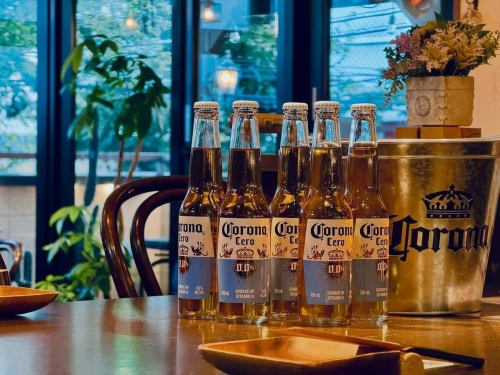 「New.ノンアルコール」

やっとウチにも入りましたコロナセロ🍺

mariageでは飲み会も多いのですが、
やっぱり僕としては
"飲めない方"が、気になってしまうんです😔

ですので、お洒落なノンアルコールカクテルを
たくさん用意しているんですが🤩

メニュー内容が、若干女性より😌💦

今回はコロナセロ導入に際して
飲み放題にも、入れちゃいますので
ノンアル男性もガンガン飲み会に参加してください👍

フレッシュライムがつくので🍋‍🟩
爽やかにお酒っぽく飲み会を彩りますね！

それでは
１０月も宜しくお願いします☺️

またお店で👋

2025/10/02
のマーリンレートは２枚目✌️

■営業時間　月曜〜土曜
17:00-24:00
(22時時点でお客様がいない場合は閉店する場合があります)

■営業時間　日曜・祝日
17:00-22:00

■ラストオーダー　
フード閉店1時間前
ドリンク閉店30分前

■定休日(臨時変動有り)
毎週 火曜日
※火曜祝日は水曜定休
※火曜祝前は木曜定休
※春季・夏季・年末年始・冬季休暇有り

🚳駐輪場のご用意はありません🚳
⚠️ミニストップ様など⚠️
⚠️近隣に自転車を停めないでください⚠️
🅿️コインパーキングにお停めの際は
駐車証明を発行してご来店下さい。
(200円のダイレクト値引き)

⬛︎お店の予約
↑↑↑Instagramページトップリンク↑↑↑

🤖お店のお電話はAIオペレーターにて対応可能ですので、営業中に繋がらない心配が減りました🤖

————————————
#ディナーはエンターテインメント
#こんなところにこんな店
#旅行の目的になる店
#遠くても行きたい店
#みんなが楽しい
#究極のオムライス
#マーリンコイン
#東京都
#練馬区
#大泉学園
#大泉学園グルメ
#大泉学園ディナー
#ダイニングバー
#バーカウンター
#テラス席
#創作料理
#創作おうちダイニング
#まりあーじゅ
#mariage
#おしゃれなバー
#イタリアン