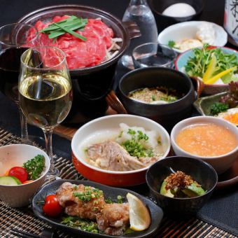 【烤牛肉陶瓷盘套餐】5,000日元（含税），前菜3种、蔬菜5种色彩缤纷的沙拉、炖菜、2小时畅饮选择