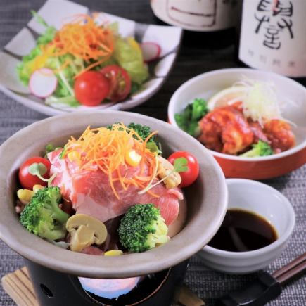 【猪肉芝麻酱陶瓷盘套餐】前菜3种、蔬菜5种色彩缤纷的沙拉、炖菜、4,500日元（含税）、2小时畅饮选择