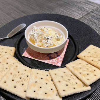Honey whipped cream cheese cracker dip