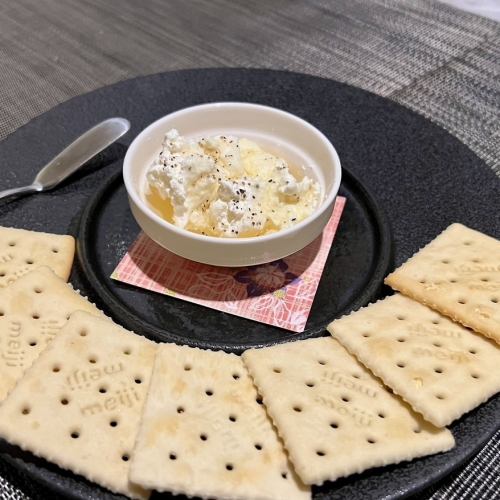 Honey whipped cream cheese cracker dip