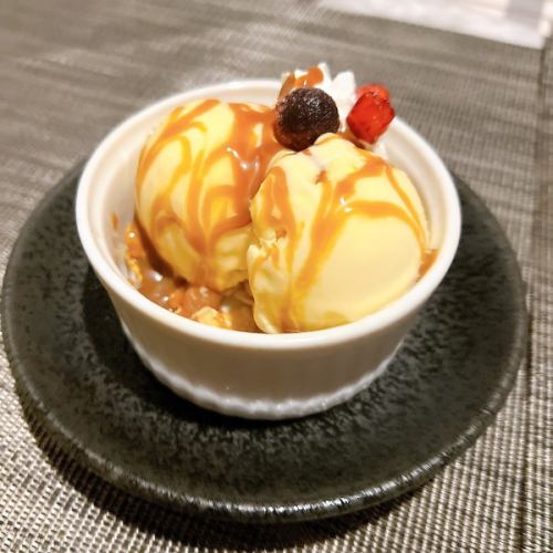 Vanilla ice cream with caramel sauce