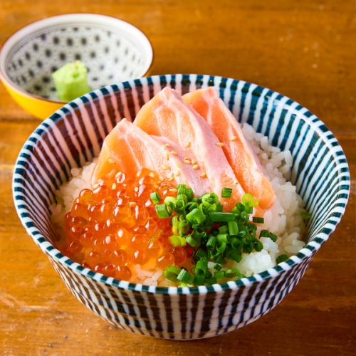 贅沢 サーモンといくらの親子丼