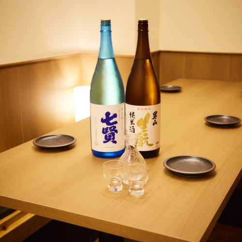 <p>店内には落ち着いたな雰囲気のテーブル席がずらり。大小様々なテーブルをご用意しております。仕事やサークルの飲み会、女子会に記念日の宴会など、様々なシーンでご利用いただけます。</p>