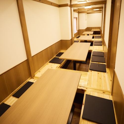 <p>店内ひろびろ,、中宴会~大型宴会まで人数にあわせたテーブルをご用意。幹事さん楽々ワンフロア丸ごと貸切は最大90名様。なんでもお気軽にお問合せください。</p>
