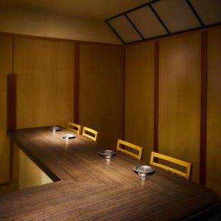 カウンター席は、デートや少人数の宴会にもご利用いただけます。カップルや女子会でも気軽に入れるような安心感があります。ゆっくりと厳選したドリンクと料理をお楽しみください。