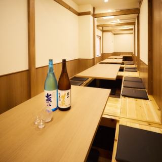 足を伸ばしてゆったりくつろげるお座敷席は、5～6名様の飲み会に最適。落ち着いた空間で、お食事とお酒をゆっくりお楽しみいただけます。