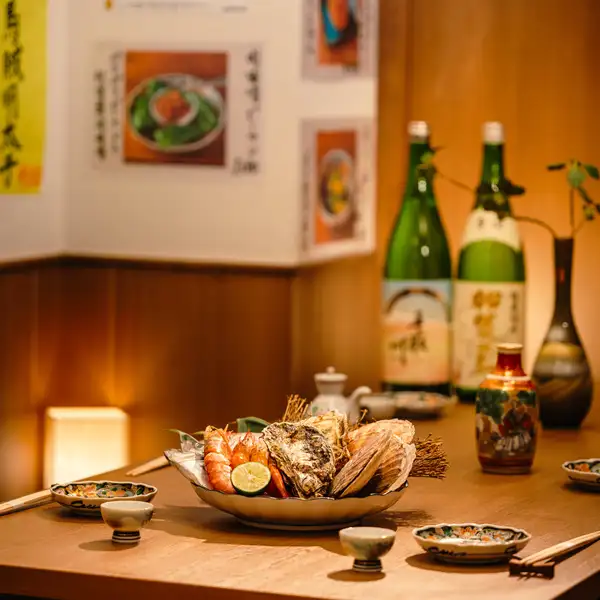 店内には落ち着いたな雰囲気のテーブル席がずらり。大小様々なテーブルをご用意しております。仕事やサークルの飲み会、女子会に記念日の宴会など、様々なシーンでご利用いただけます。