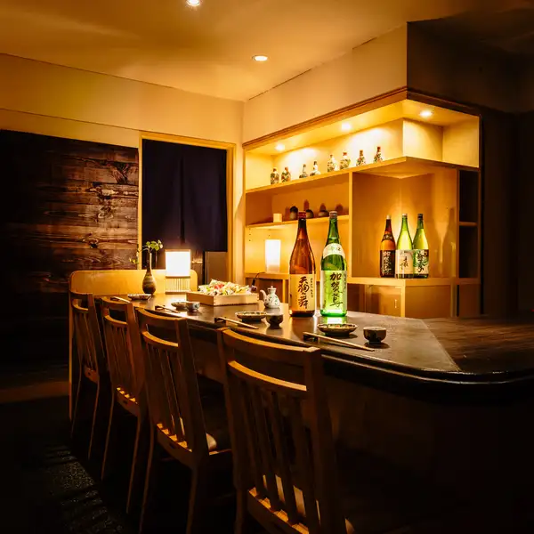 店内にはカウンター７席とテーブル席。昼飲みからお仕事帰りのサク飲み、普段の飲みや宴会、深夜2時まで気軽にご利用ください♪◎