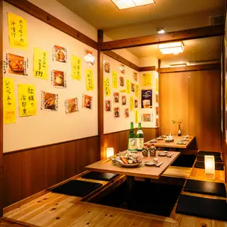 落ち着いた雰囲気の店内には、少人数で気軽にご利用いただけるテーブル席をご用意。ご友人とのお食事やお仕事帰りの一杯など、ゆったりとした時間をお過ごしいただけます。
