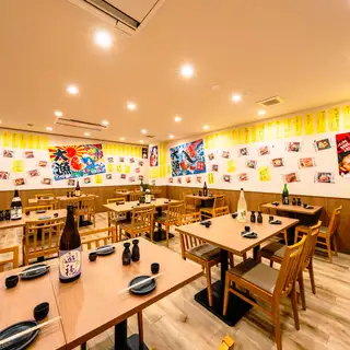 仲間との食事や飲み会を楽しめる快適テーブル席を多数ご用意しております。