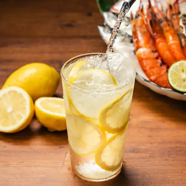 その日の良い魚だけを集めた刺身盛り合わせ◎生レモンサワーも日本酒も進む旬の刺身盛り！