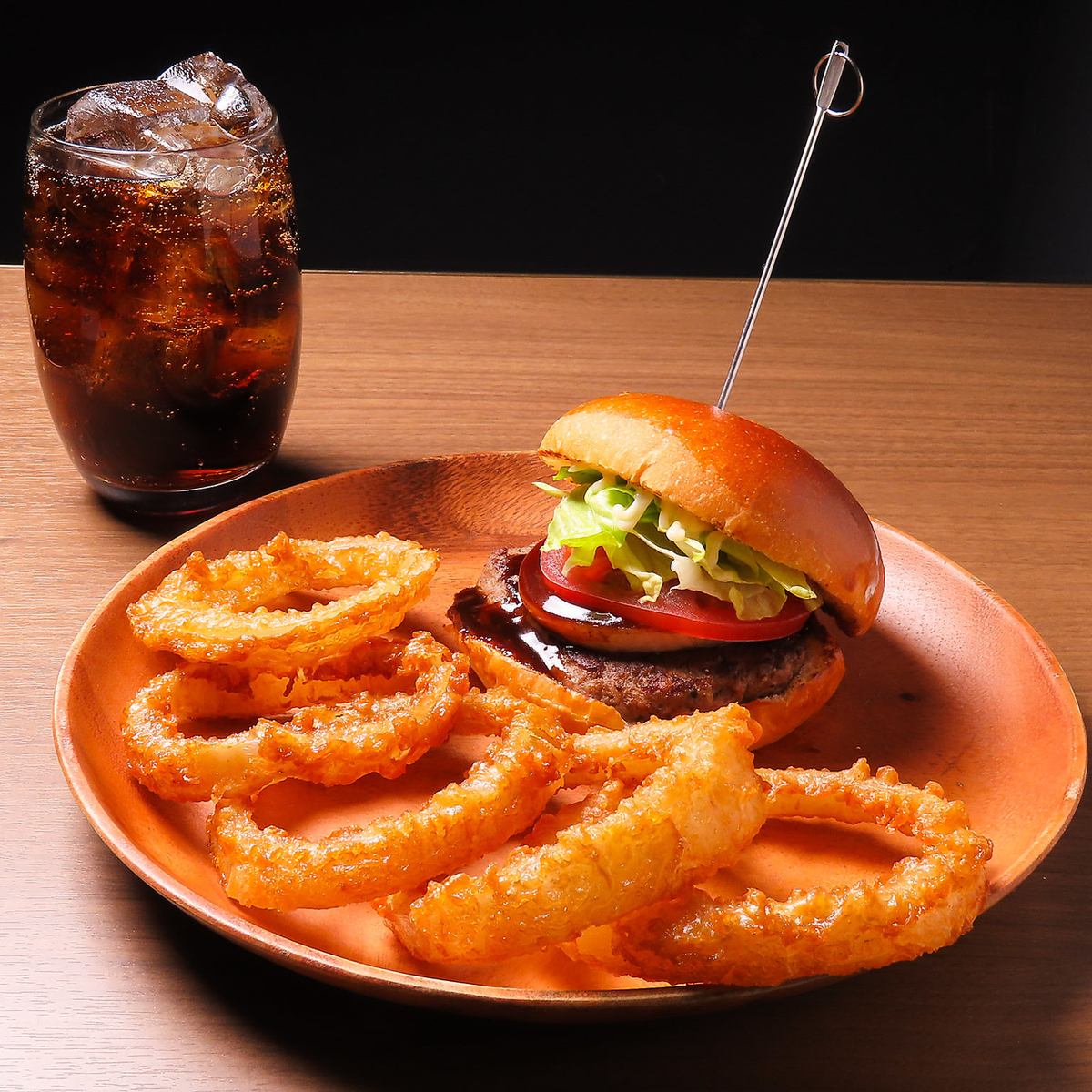 ボリュームたっぷりハンバーガーで満足度◎淡路島産玉ねぎ使用♪