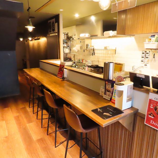 カウンター10席が主役で、さっと座ってさっと楽しめるテンポ感。気軽に立ち寄りたくなってしまいます☆写真映えするアメリカンな色使いが気分を明るく★カジュアルな解放感が心地よいです。写真も動画も映えるから、ついついカメラを向けたくなる♪