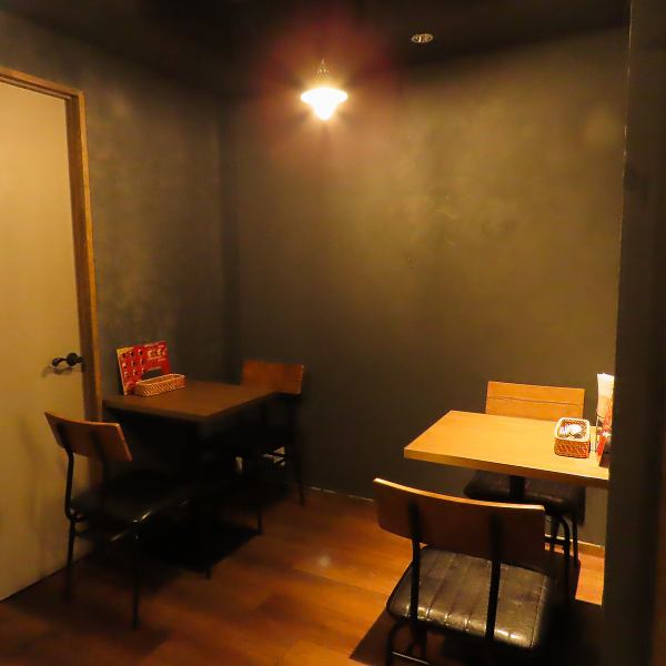 1Fは明るい暖色トーン、2Fはランプの光がテーブルをやさしく照らします。カジュアルな賑わいと落ち着きの両方を持つから、今日の自分にぴったりの過ごし方が選べます♪お一人様で気軽に立ち寄るのもアリ、大切な人とゆっくりくつろぐのもアリ♪2Fは貸切も可能になっております◎