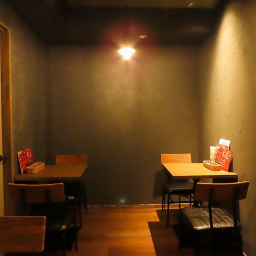 １Fの2名様用のテーブル席です。お友達ともふらっと立ち寄りやすい♪