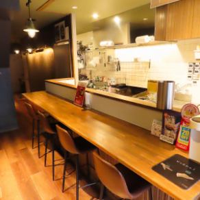 １Fのカウンター席です。おひとり様も気軽にご来店ください☆