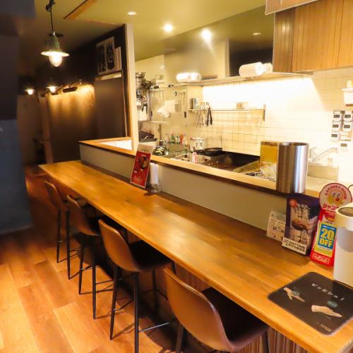 １Fのカウンター席です。おひとり様も気軽にご来店ください☆