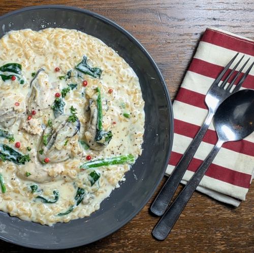 【供应至2026年2月】广岛牡蛎和川越菠菜芝士奶油烩饭