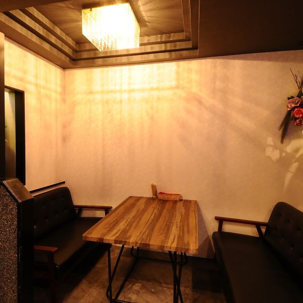 ≪6名ソファー≫ お連れ様との特別な時間を演出する完璧な空間です。ゆったりとした座り心地のソファーで、リラックスしながらお食事を楽しむことができます。プライベート感溢れる落ち着いた雰囲気は、誕生日や記念日などの大切なイベントにも最適。大人数でも安心して利用できます。事前予約必須の人気席です！