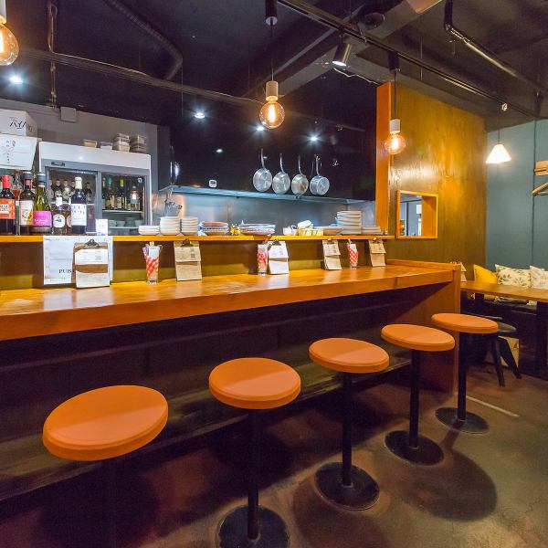 【お一人様も◎カウンター席でゆったりと】全6席ご用意しています◎お一人で気軽にふらっと立ち寄れる気軽さが魅力♪ほどよい距離感で落ち着いて過ごせるので、ちょっとした食事や軽く一杯にもぴったりです。デート利用にもおすすめの、特別なひとときを演出してくれる空間です◎