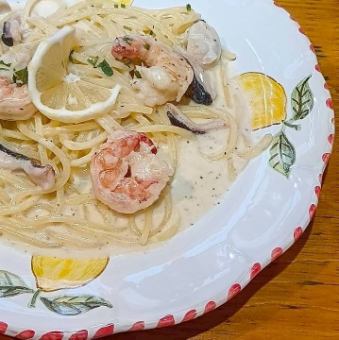 魚介のレモンクリームパスタ