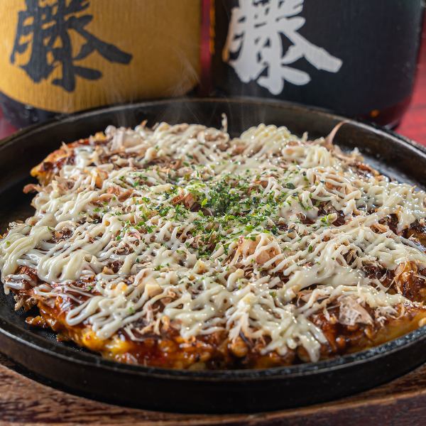[Extremely satisfying to eat hot!] We are proud to offer okonomiyaki on an iron plate ◎ From 770 yen (tax included)