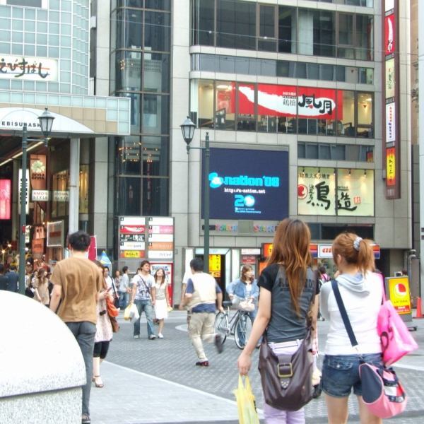 道頓堀・戎橋近くのTSUTAYA東隣のベルスードビルの3F。便利な立地で翌2時まで営業。いつでもお好み焼き。