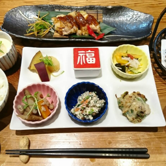 【ランチ】おばんざいと選べる一品が人気≪全7品≫是福セット