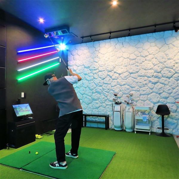 ゴルフに全集中で楽しめる完全個室もご用意！最大6名様までご利用いただけます。日本製最新鋭のシミュレーターとフルHD対応で、リアルにコース映像が再現されていてお楽しみいただける事間違いなし♪