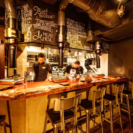 もちろん盛大な宴会も承っておりますよ♪黒毛和牛A5ランクをメインに13種類の肉を堪能できる「おまかせコース」はリピート率No.1の当店自慢のコース。またフォトジェニックな肉ケーキは特別な日にのサプライズに。皆様のご来店お待ちしております!