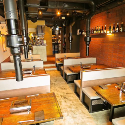 【テーブル席】広々と使えるテーブル席。ご家族での夕食やランチなどにいかがでしょうか?コースでは〆物やデザートもご用意しているので、お子様にも喜んでいただけるメニューもございます!わいわいとお食事をご堪能ください☆