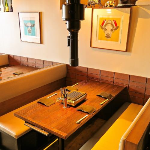 【テーブル席】1テーブル4名様までご利用可能なテーブル席。女子会にも最適です♪当店人気の「おまかせコース」は3000円!コスパが最強。女子会等にもぴったりです。ご予約お待ちしております。