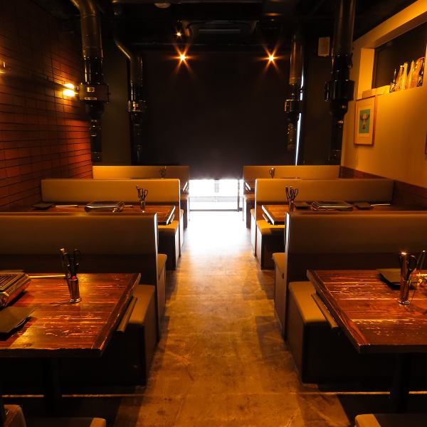 大型宴会向けには、広々とした席の配置と居心地を重視した空間デザインを採用しています！複数名での利用でも快適なゆとりを大切にし、隣席との距離もしっかり確保◎誕生日や会社の宴会など、さまざまな特別シーンに対応しやすい環境です★さらに、全席換気と清潔感を意識しているため、食事と会話を存分に楽しめます。