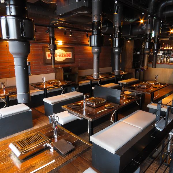 少人数向けには、カウンター席やコンパクトなテーブル席をご用意しており、プライベート感ある雰囲気を演出しています！ゆったりと座れる間隔をキープしながら、木目を生かした内装が心を落ち着ける効果を与えます◎親しい人と静かに過ごしたい場合、きっと満足していただける設計となっています☆