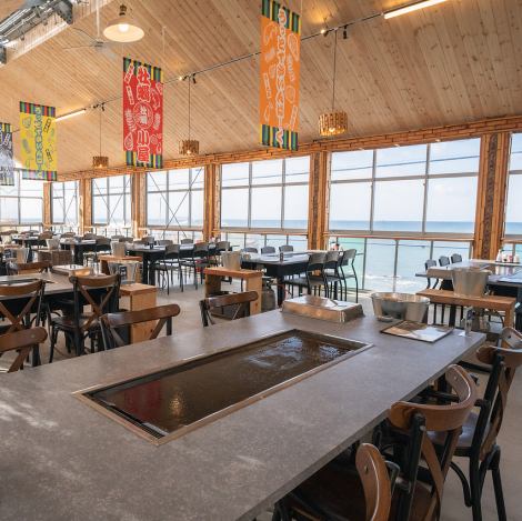 海を一望できる絶好のロケーション！夕方にはきれいなサンセットも見られて、ロマンチックな雰囲気に。家族・カップル・友人同士など、どんなシーンにもぴったりです。最大140名までの団体利用も可能です◎