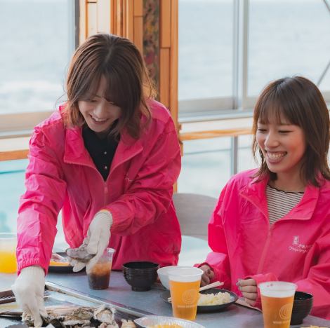 鉄板を囲んで、家族や友人と楽しいひとときを。アツアツの鉄板から立ちのぼる香ばしい香りに包まれながら、会話も笑顔も弾みます。