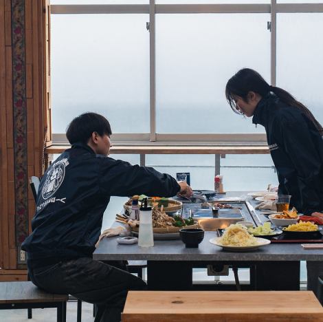 海を一望できる絶好のロケーション!夕方にはきれいなサンセットも見られて、ロマンチックな雰囲気に。家族・カップル・友人同士など、どんなシーンにもぴったりです。最大140名までの団体利用も可能です◎