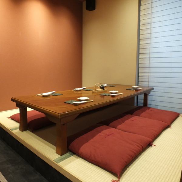 ゆったりくつろげるお座敷個室は広々６名までご案内が可能です。３名様からご案内可能です!!店内は三味線が流れる落ち着いた雰囲気。カウンター席もございますので少人数のご宴会や接待、デートにもおすすめです。※掘りごたつ式に改装しました!!
