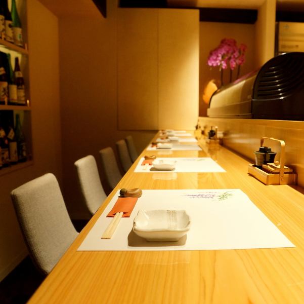 お寿司と言えばカウンターですよね♪藤沢 湘華は大人の雰囲気漂うお寿司屋さんです。ちょっと大人のデートや接待、お一人でゆっくり飲みたい、、など様々なシーンに対応させて頂きます。藤沢駅から徒歩１分の隠れ家♪駅チカなので帰りも安心です！
