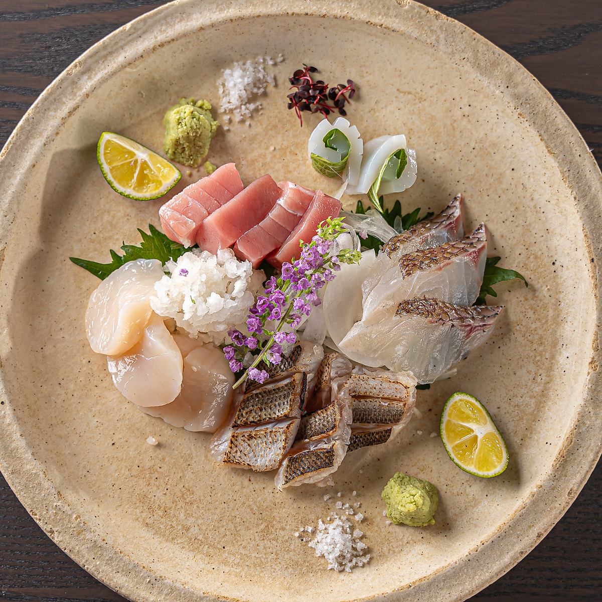 Enjoy the freshest fish selected by a connoisseur with delicious sake.