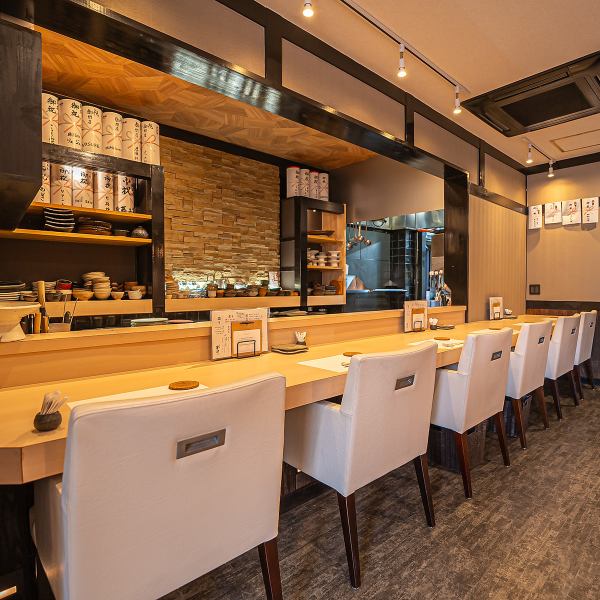 The counter seats are spacious and comfortable for one person.It is enjoyed by people who want to enjoy conversation with the chef, people who are a little shy, and people who are new to dating.Please use it in various scenes.