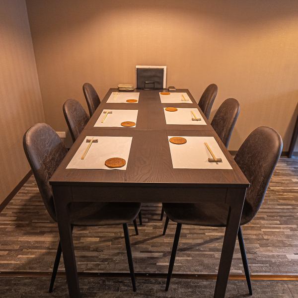 The spacious table seats are perfect for dining with family and friends.The layout with connected tables is popular when used by groups such as welcome and farewell parties.Accommodates up to 16 people.