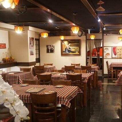 異国情緒あふれるインテリアに囲まれた店内でリラックス◎壁面の装飾やテーブルなど、細部までこだわった内観が特別な時間を提供します。デートや女子会にも最適な広々としたテーブル席は、ゆったりとくつろげると好評です。また、全席禁煙のため、お子様連れのご家族や、タバコの煙が苦手な方も安心してお食事を楽しめます