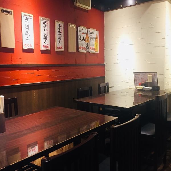 友達同士気軽に飲むならテーブル席がオススメ。4×6席の広々空間でゆったり語り合って。